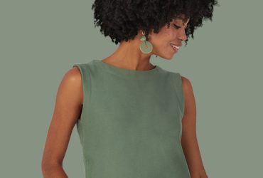 Mulher usando look monocromático verde