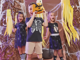 Crianças usando roupa de halloween infantil