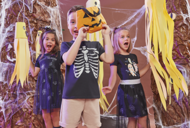 Crianças usando roupa de halloween infantil