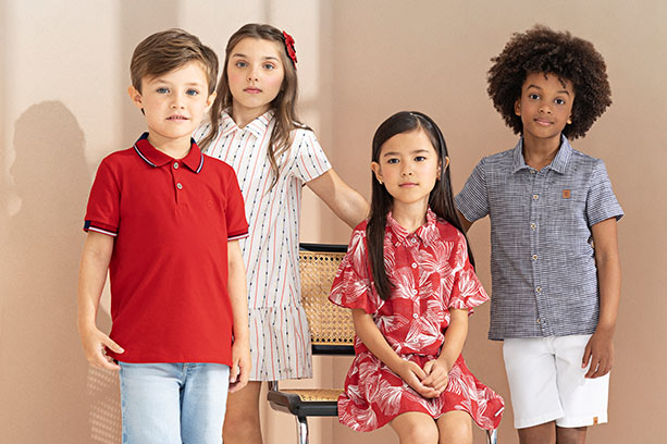 Crianças vestem peças de moda premium infantil da Carinhoso, uma boa ideia de presente de Natal.