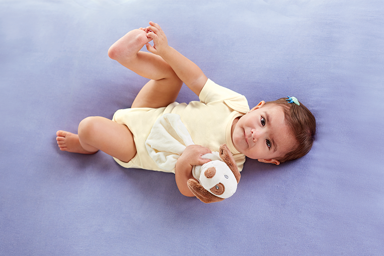 Bebê usando body de manga curta de enxoval básico