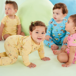 Bebês usando roupas de enxoval básico