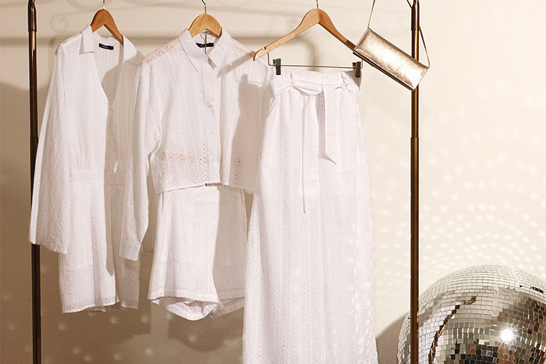Três opções de look para ano novo com roupas brancas no cabide.