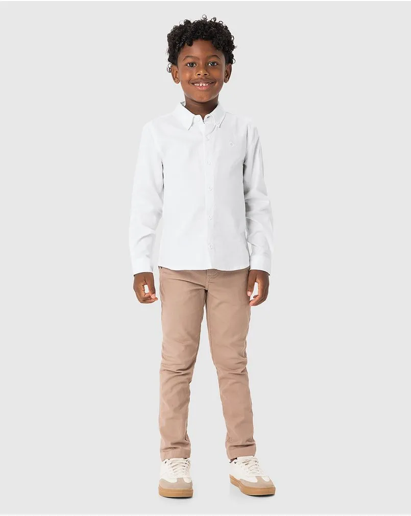 Menino veste camisa branca de botões com calça de sarja bege. Marca Carinhoso.