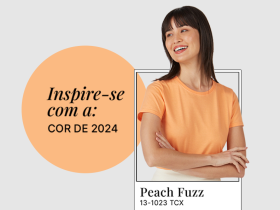 Mulher branca de cabelo curto usando blusa básica na cor peach fuzz. Na esquerda, texto "Inspire-se com a: cor de 2024".