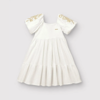 Vestido em malha texturizada com estampa metalizada de flores nas mangas, da marca Carinhoso.