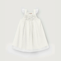 Vestido branco sem mangas com ombreiras de tule e bordado de flores no peito. Marca Carinhoso.
