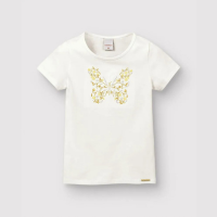 Camiseta infantil branca com bordado de lantejoulas em formato de borboleta.