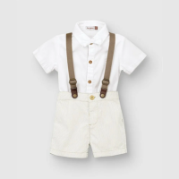 Conjunto de bebê com bermuda, suspensório e camiseta de botão manga curta. Marca Carinhoso.
