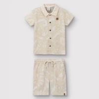 Conjunto de camisa e bermuda infantil de menino com estampa tropical em off white. Marca Carinhoso