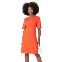 Mulher usando vestido curto em cor laranja.