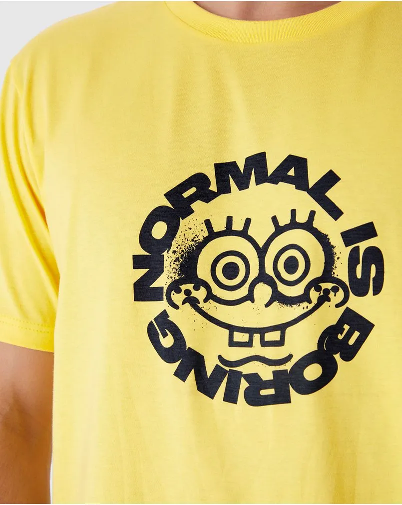 Camiseta amarela com estampa do rosto do Bob Esponja e frase "Normal is Boring"