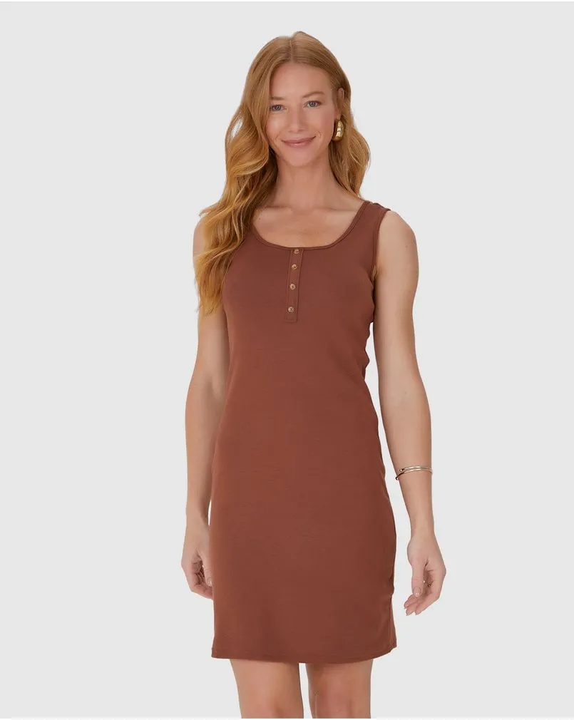 Modelo branca e ruiva veste vestido regata com botões na cor marrom, da marca Malwee.