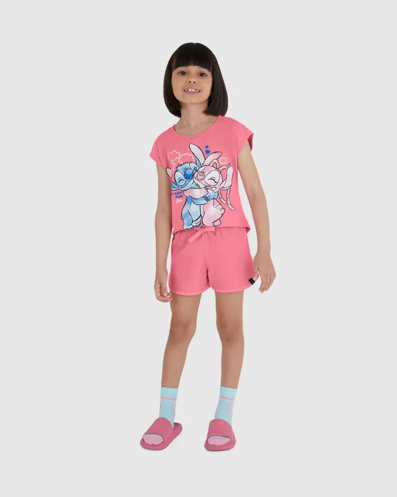 Conjunto de pijama feminino rosa com shorts e manga curta, estampado com o personagem da Disney, Stitch.