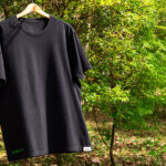 Camiseta Ar.voree, pendurada em uma árvore do Parque Malwee, balança com o vento.