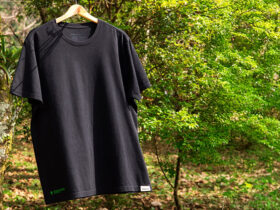 Camiseta Ar.voree, pendurada em uma árvore do Parque Malwee, balança com o vento.