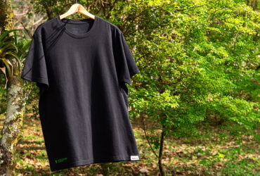 Camiseta Ar.voree, pendurada em uma árvore do Parque Malwee, balança com o vento.