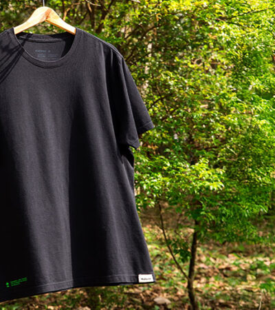 Camiseta Ar.voree, pendurada em uma árvore do Parque Malwee, balança com o vento.