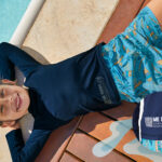 Menino veste a camiseta Me Encontre, roupa de segurança infantil da Malwee Kids que acompanha QR Code único para contato fácil com o cuidador.