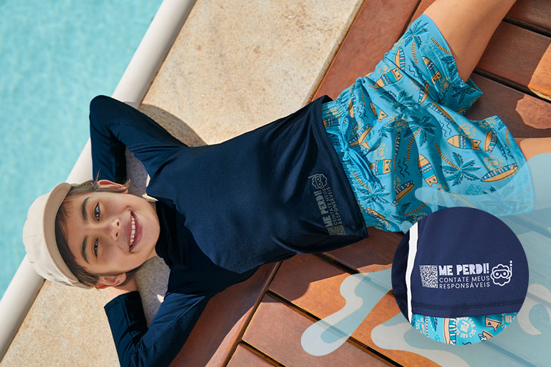 Menino veste a camiseta Me Encontre, roupa de segurança infantil da Malwee Kids que acompanha QR Code único para contato fácil com o cuidador.